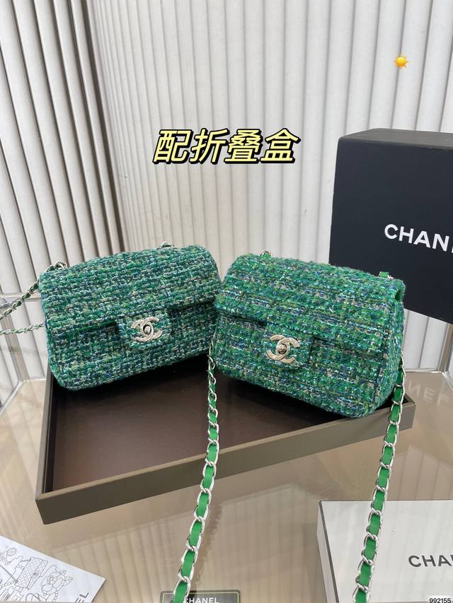 折叠盒香奈儿chanel Cf 全称是 Classic Flap拿到手里才能感觉到它的魅力这份质感 仙女们值得拥有 尺寸 20 12 17 12