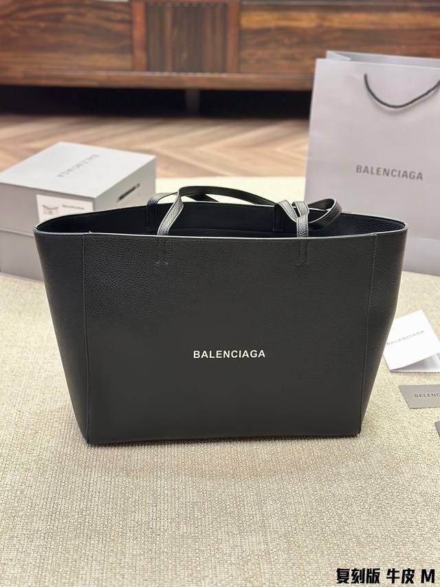 牛皮版本 Balenciaga 巴黎世家新款托特包 简约外形设计 皮质手感超好~包身自重轻 容量超大v很适合平时通勤出门 实用百搭 尺寸37 30Cm