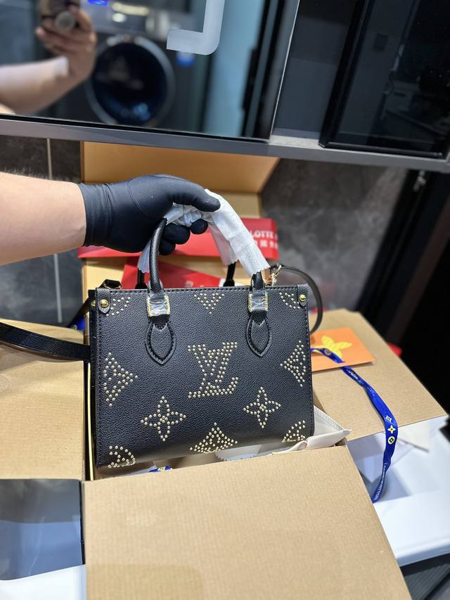 Lv Onthego妈咪袋 性价比之王这是一款超赞的包型 灵感来自于恶搞lv的街头品牌 曾经的曾经 Louis Vll Litton永远不会走下神坛 1:1品质