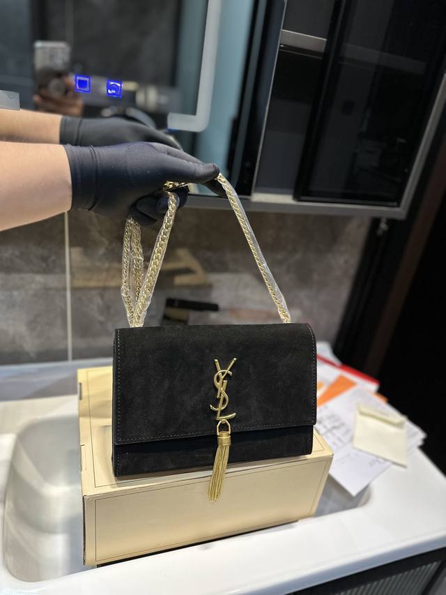 折叠礼盒 Ysl Kate流苏包 圣罗兰王子文同款 Woc 链条包 圣罗兰 Ysl 专柜最新同步款 来自最新一季的绝妙设计 经典的monogram Logo点缀