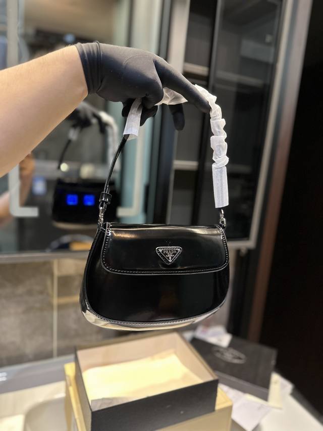 Prada Cleo 腋下包 小网红包 Prada永恒经典 真正原版复刻 轻便时尚 潮人必备 普拉达由玛丽奥 普拉达于1913年在意大利 米兰创建 Miucci