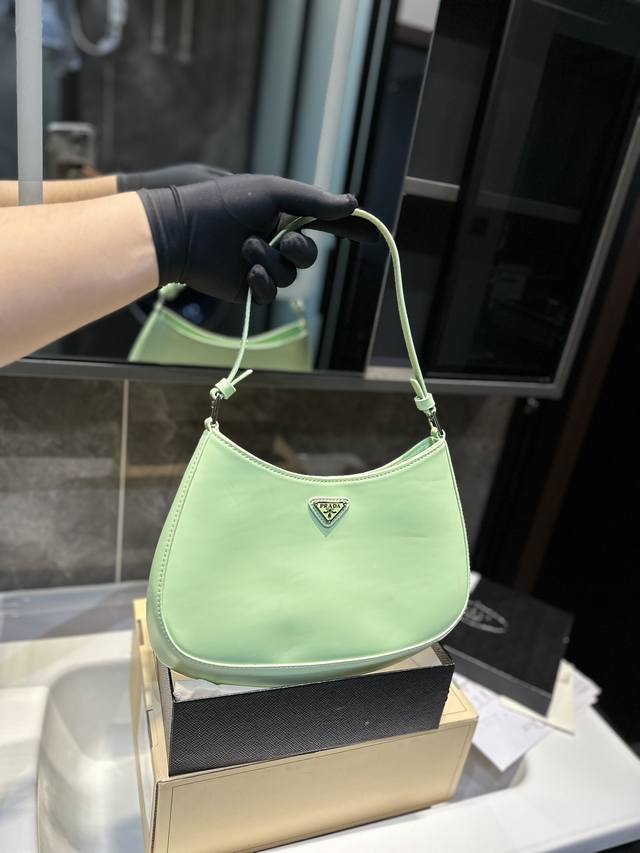 Prada Cleo网红腋下包 Prada 漆皮腋下包 小网红包 Prada永恒经典 真正原版复刻 轻便时尚 潮人必备 普拉达由玛丽奥 普拉达于1913年在意大