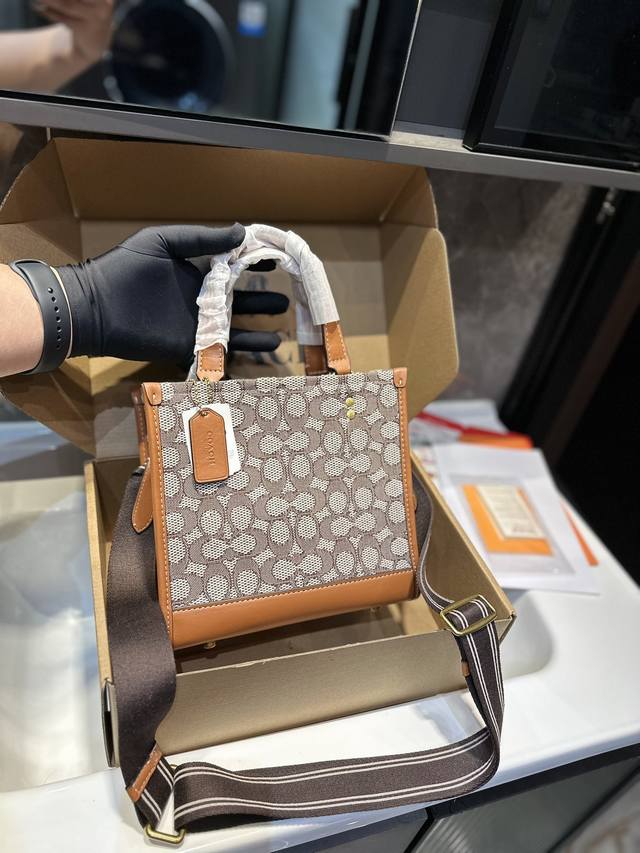 Coach 蔻驰 Ss22 Field Tote 购物袋.原版皮.这是什么神仙配色 毫无抵抗力.单肩手提都可以.容量超级大. 耐磨耐脏.砖柜一比一. 可做妈咪包