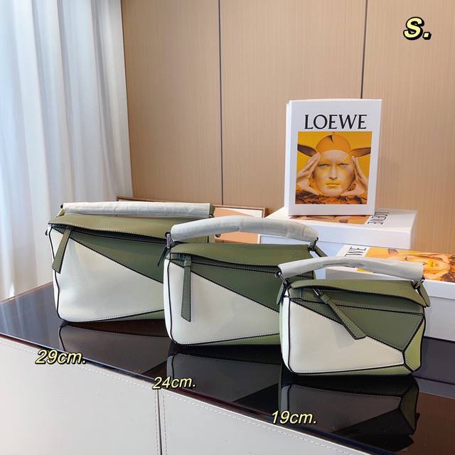 礼盒包装 罗家 Loewe 从此多一只 Bag 罗家几何包家族的包粉们肯定都乐开了花 经典几何包又要凭借迷你包大肆吸粉啦 这次我们来种草这款包 看看是否值得ge