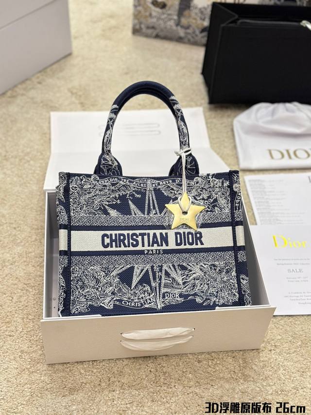 小号 原版布 Dior Book Tote是由christian Dior艺术总监maria Grazia Chiuri签名的原创作品 现已成为品牌的经典之作