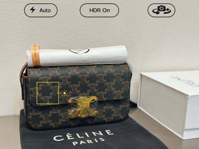 Celine Triomphe 最新款凯旋门腋下包 随便穿什么搭配这个包都是高级风 尺寸 20X10Cm 原版六棱螺丝