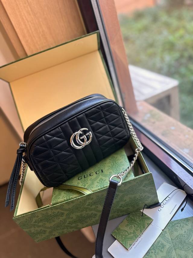 折叠礼盒包装原单gucci Marmont So Black爆款相机包 Gucci专用原版皮 原版鹿皮内里 Zp品质 颇具结构感的包包 配以手工刺绣间面线细节