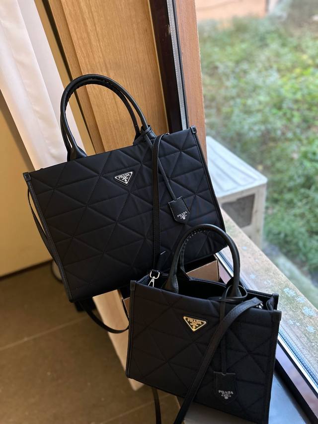 Prada最新22Tote 购物袋 这个系列将是prada接下来一整季的主打款式 Prada 手袋的曲线型设计十分醒目 当手包很优雅 时尚百搭 也很轻便哦 尺寸