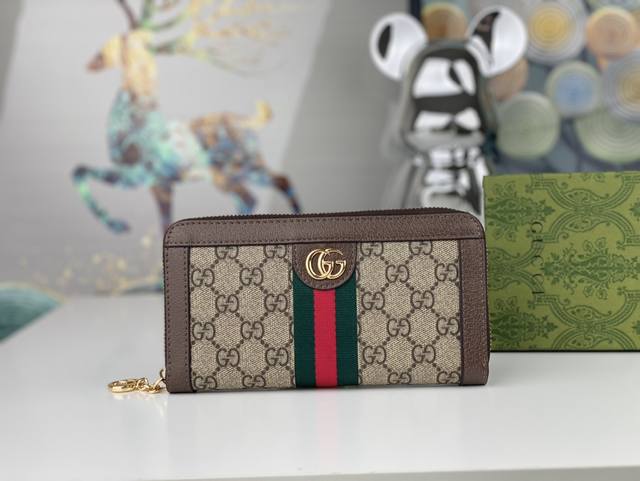 配绿盒~ 独家实拍 Gucci 品质 实物实拍 于1970年代开始使用的gg标识 由始于1930年代的早期gucci钻石菱格纹演化而来 这款卡包将标志性图案与条