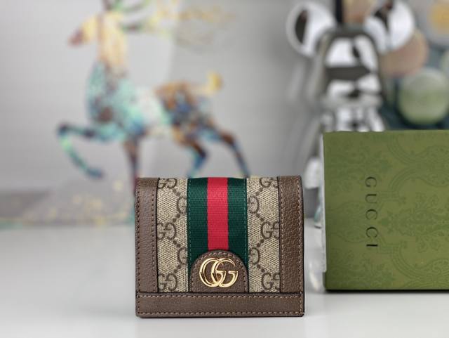 Gucci实物实拍 于1970年代开始使用的gg标识 由始于1930年代的早期gucci钻石菱格纹演化而来 这款卡包将标志性图案与条纹织带相结合 这种经典搭配表