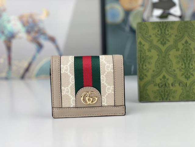 Gucci实物实拍 于1970年代开始使用的gg标识 由始于1930年代的早期gucci钻石菱格纹演化而来 这款卡包将标志性图案与条纹织带相结合 这种经典搭配表