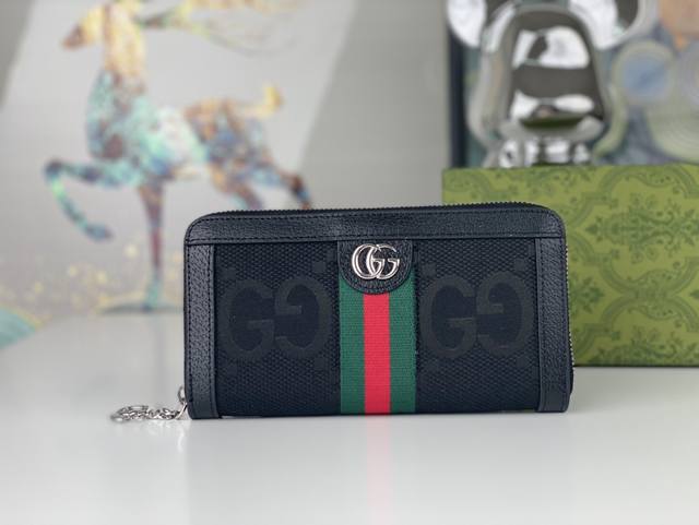 Gucci 新款钱包全拉链式钱包融合品牌颇具辨识度的元素,字母交织图案细节这款钱包由双图案帆布制作而成,匠心运用别致尺寸,散发出一抹现代气息 黑色双g图案帆布粘