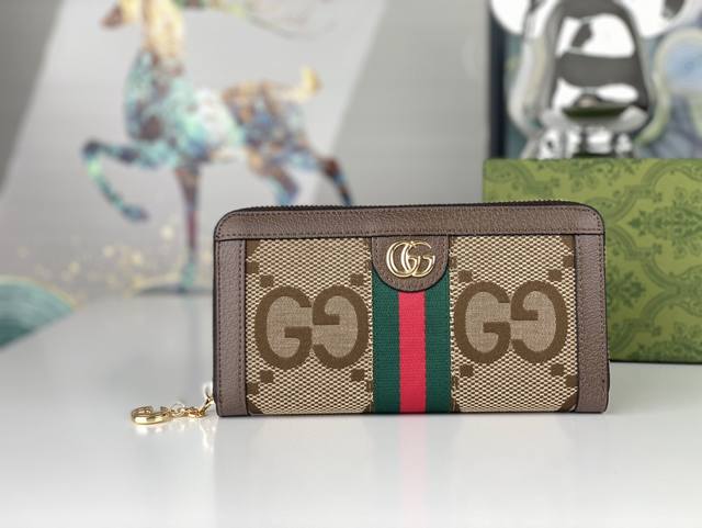 Gucci 新款钱包全拉链式钱包融合品牌颇具辨识度的元素,字母交织图案细节这款钱包由双图案帆布制作而成,匠心运用别致尺寸,散发出一抹现代气息 驼色和乌木色双g图