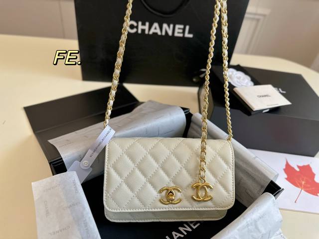 折叠盒 Size:19 12Chanel 香奈儿23B吊坠链woc大气简约耐看有设计感的链条很难不爱 上身后垂下来的双c实用太美了 雕刻logo很精致 吊坠可调