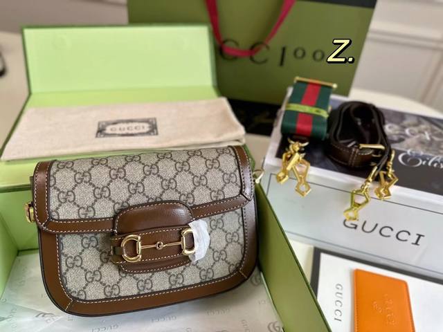 乐天免税店包装飞机盒折叠盒 Size:20 15Gucci 古驰新款lady Web马鞍包配送官网手拎袋补妆镜芯片标志性金属马衔扣搭配经典老花图案 把复古时髦感