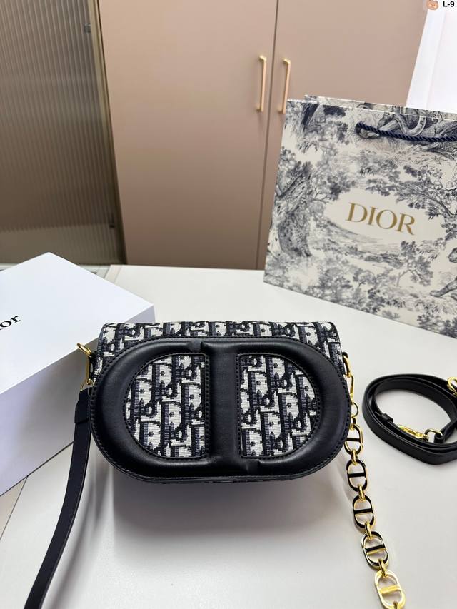 迪奥dior新款cd Signaturevanity 相机包 Dior Signature Vanity 手袋全新系列一出直接萌翻天 很难不火通常在金属包扣或链