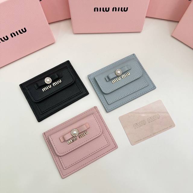 品牌 Miumiu 5237颜色 黑色 粉色 蓝色尺寸 11*8.5说明:Miumiu专柜最新款火爆登场 采用头层牛皮 做工精致 媲美专柜 多功能小钱包 超级精