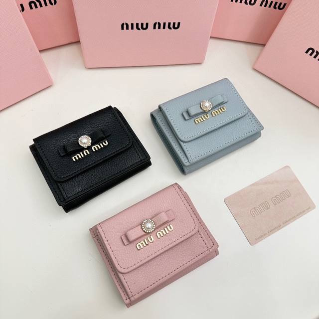 Miumiu 5235颜色 黑色 粉色 蓝色尺寸 9.5*7.5*3.5说明:Miumiu专柜最新款火爆登场 采用头层牛皮 做工精致 媲美专柜 多功能小钱包 超