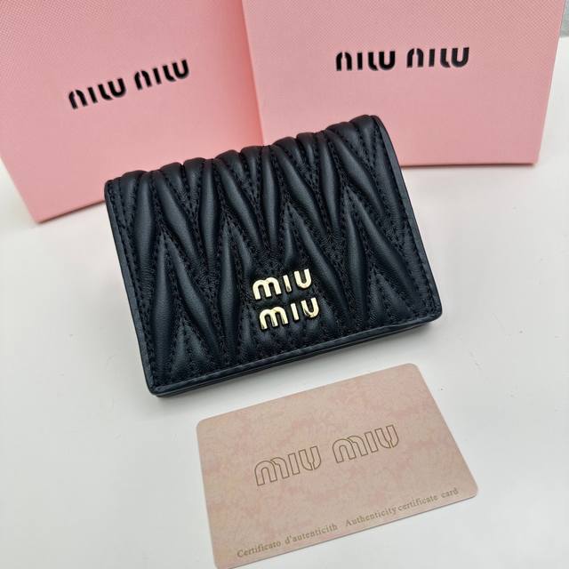 Miumiu 795颜色 黑色 粉色 尺寸 11.5*10*3说明: Miumiu专柜最新款 专柜爆款热力来袭 经典提花压纹设计 釆用顶级进口小羊皮 皮质细腻柔