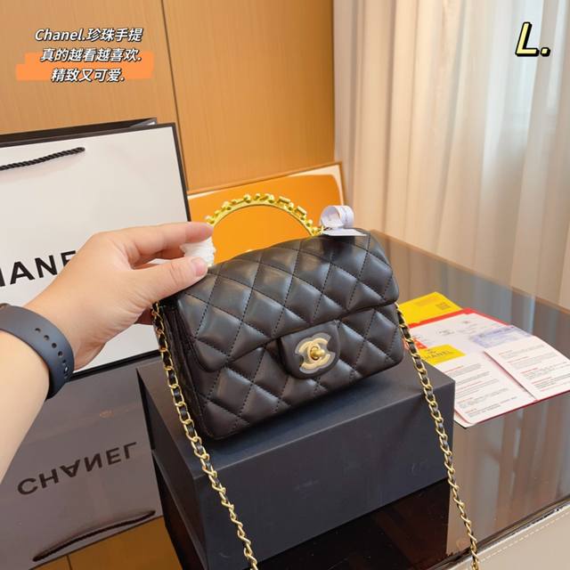 配礼盒chanel 香奈儿 珍珠手柄包 链条单肩斜挎包 原版品质 爆款 手感超级好 原版五金 超级大牌 以华丽高贵的外形成为当下最炙手可热之作人手必备 明星热捧