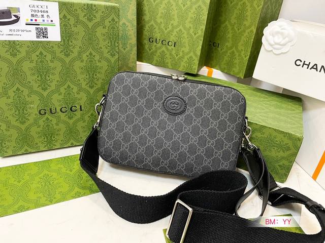 配盒 Gucci相机包老花开春各大品牌初夏新款陆续上市啦 Gucci 的热门货 1955马鞍包这只是mini Size的以前有棕老花 牛仔 以及全皮单色的 这次