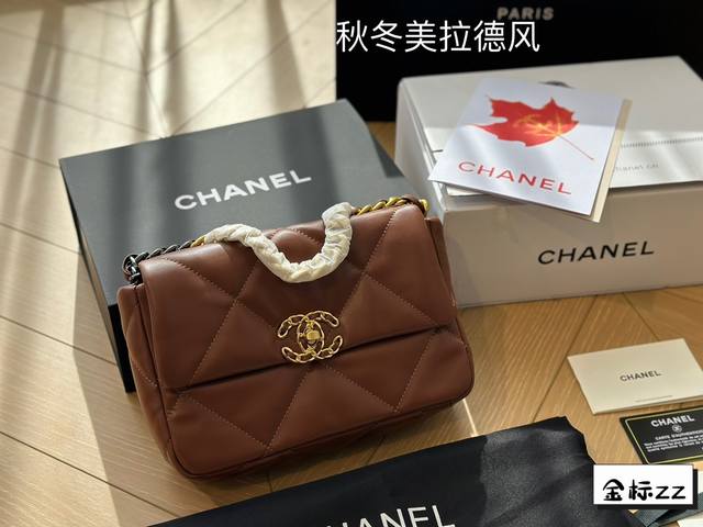 全套包装chanel19 Bag 自从欧阳娜娜带货后全球断货很难买到 皮质是羊皮有点像羽绒服包包 但是19的点睛之笔是什么呢 格子放大 格子放大后脱了香奈儿小女