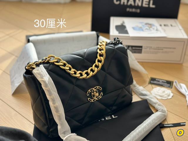 全套包装chanel19 Bag 自从欧阳娜娜带货后全球断货很难买到 皮质是羊皮有点像羽绒服包包 但是19的点睛之笔是什么呢 格子放大 格子放大后脱了香奈儿小女