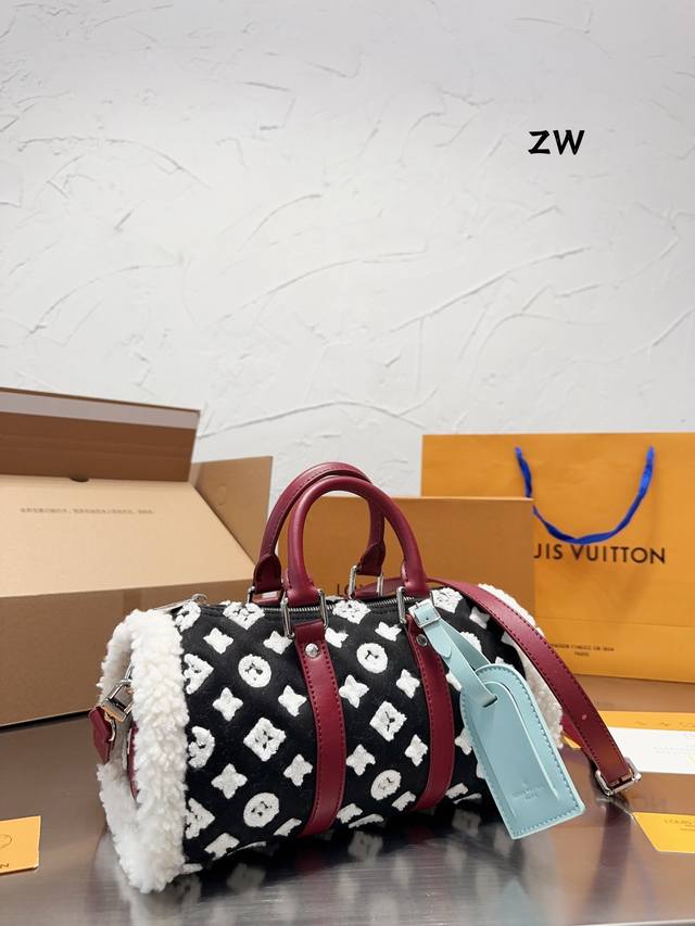 Lv X Nigo Keepall Xs 25枕头包 手袋是一款理想的都市手袋 标志性的造型与经典的 Monogram 帆布 加之多种携带方式和奢华的天然牛皮饰