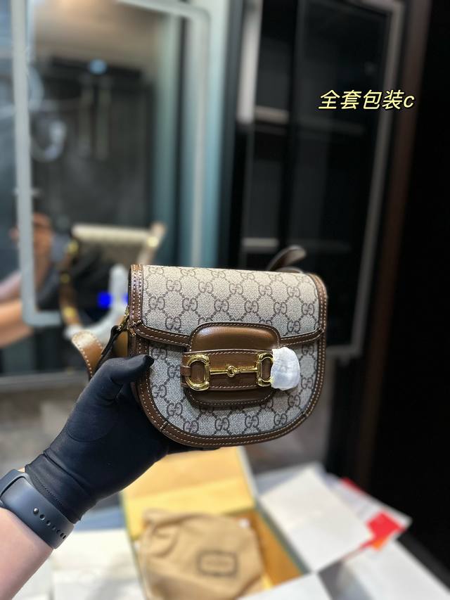 牛皮 折叠礼盒官网飞机盒gucci 1955 Horsebit Bag 马鞍包 经典的马衔扣+Monogram+棕色勾边设计 满满的复 斜挎 短肩带单肩带 长肩 - 点击图像关闭