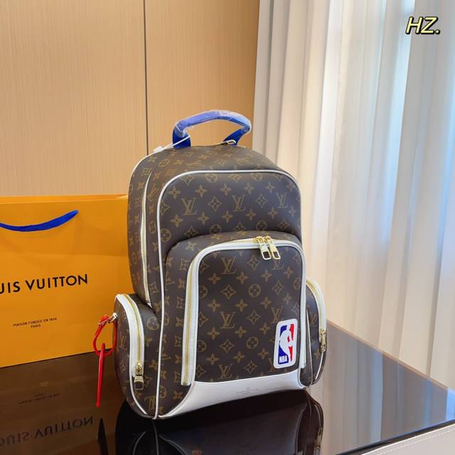 Lv &Nba.联名系列双肩包 新款 双肩包进口原厂面料超高清五金logo标志 专用里内里 超顺滑拉链 油边超平滑 做工精致每个细节到位 尺寸 28*14*32