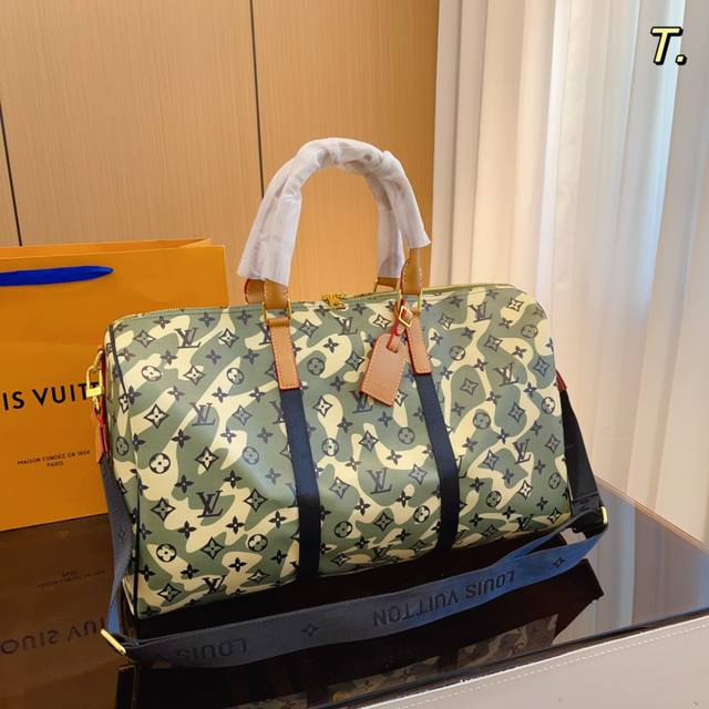 Lv 路易威登联名款keepall 斜跨包旅行包 一只帅气能装的旅行袋 时尚爆发款火热来袭 经典设计大气可观男女通用款 包包采用原版皮质 超级厚实 耐磨 耐用原