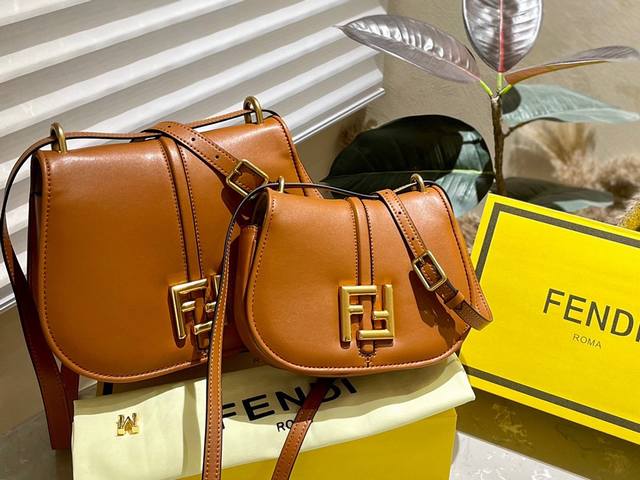 折叠礼盒 配送丝巾fendi 2023秋冬秀款fendi C'Mon单肩包中号采用25X20X7Cm尺寸 小号18Cm包身采用2种不同材质拼接而成主体为鳄鱼皮