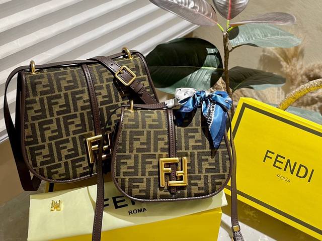 折叠礼盒 配送丝巾fendi 2023秋冬秀款fendi C'Mon单肩包中号采用25X20X7Cm尺寸 小号18Cm包身采用2种不同材质拼接而成主体为鳄鱼皮