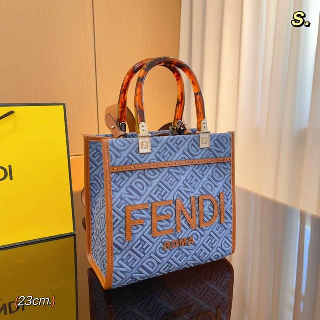 Fendi 23秋冬新款满满的高级感明暗错落 时光流转 由kimjones打造的fendi2022秋冬女士手袋 重温fendi家族的往昔回忆 演绎刚柔并蓄的时装