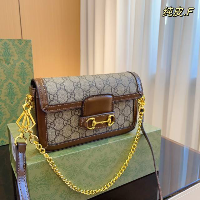 配折叠礼盒gucci 1955复古法棍包 Gucci 1955家族又新填一位新成员在原有的经典马鞍包设计上等比例缩小定型包工艺显得更加小巧精致配了一根超美的双g