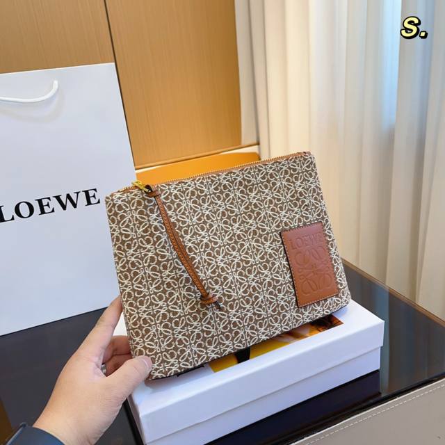 配礼盒loewe 罗意威 腋下包 520限定手袋 甜而不腻的日常搭配 颜值质感被拿捏住了 凹造型必备 尺寸 28*6*19Cm