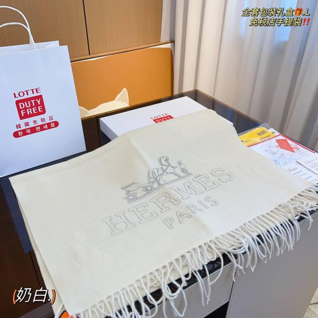 配礼盒包装 Hermes 爱马仕.女士围巾披肩...百搭神器 绝对性价比 百搭时尚好款式 独家爆炸发售 这个围巾 送朋友 送妹子 送闺蜜 送妈妈 真的是独一无二