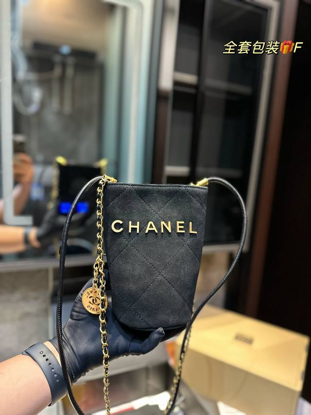 Chanel 慵懒随性又好背上身满满的惊喜 反毛皮高级慵懒又随性彻底心动的一只size 10.19Cm