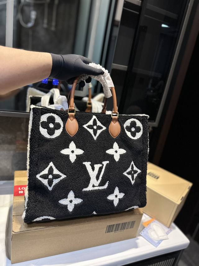 Lv 秋冬新品 最新尺寸 Onthego 羊羔毛手袋 Teddy 系列 毛茸茸的真是太可了 工作 购物或周末出游 拎起 Onthego 手袋即刻出发 超大号 M