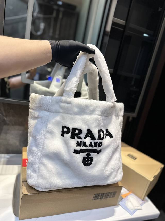 Prada毛绒购物袋200021新季出新款啦新增毛巾料 毛絨款 比去年的泰迪毛毛價格可愛這種款數量都不多的可以街啦y尺寸35Cm