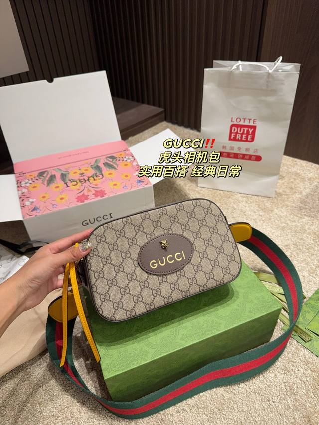 全套包装尺寸23.14酷奇gucci 虎头相机包男生日常休闲搭配的理想选择 实用又百搭 小小的身体大大的空间非常适合放随身物品~面料耐磨耐刮蹭 适合男生大大咧咧