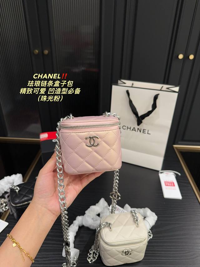 配盒尺寸10.9香奈儿chanel 珐琅链条盒子包22S 小盒子 最近真的是火到爆精致可爱的小小只 谁看了谁不心动 珐琅扣的链条是小盒子的点睛之笔背上它出门都是