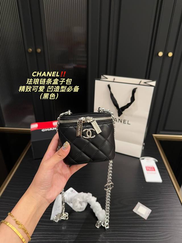 配盒尺寸10.9香奈儿chanel 珐琅链条盒子包22S 小盒子 最近真的是火到爆精致可爱的小小只 谁看了谁不心动 珐琅扣的链条是小盒子的点睛之笔背上它出门都是