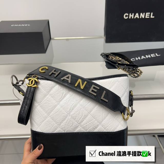 折叠盒 手提款香奈儿chanel 流浪包版型拿到手无敌的挺 底部做的很硬 所以版型出来很挺五金链条也是用的好五金 面料用的大象纹合成皮绝对推荐尺寸大号24Cm