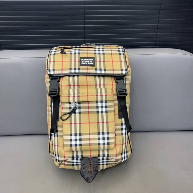 Burberry 巴宝莉vintage格子条纹 帆布双肩包 男女通用背包 书包 经典logo搭配原厂工艺材质 休闲百搭 采用精湛镶嵌细工 实物拍摄 原厂原版面料