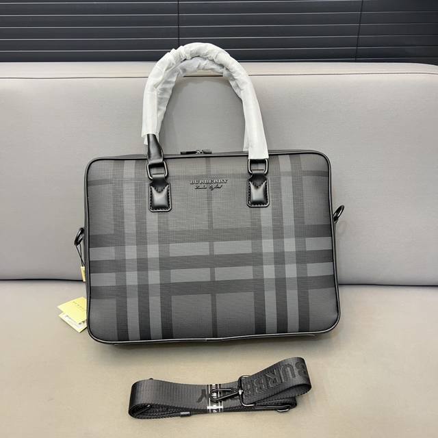 Burberry 巴宝莉新款印花公文包 男士斜挎手提包 电脑包 经典复刻设计 采用精湛镶嵌细工 实物拍摄 原厂原版面料 配送防尘布袋 38 X 28 Cm