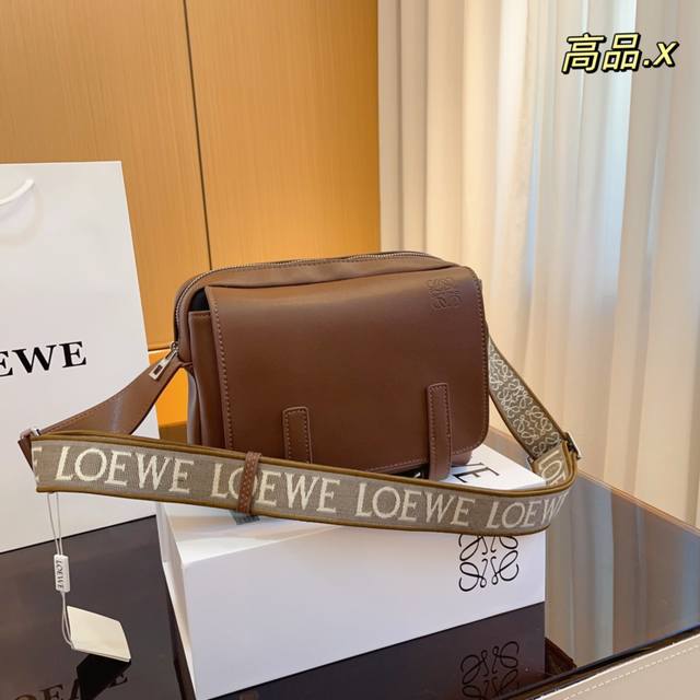 配礼盒loewe罗意威 邮差包 今年必买 说起西班牙品牌loewe 罗意威 大家肯定最先想到的一定是puzzle 红火的程度几乎是人手一个 而这款手袋也是同样受