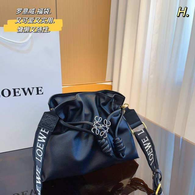 Loewe.罗意威 抽绳 福袋 以loewe的家居装饰靠垫为灵感 宽敞的背包结构在内外都能被有意地看到 而侧面弯曲 边缘有打结的皮革带 使轮廓更加丰富 主要特点