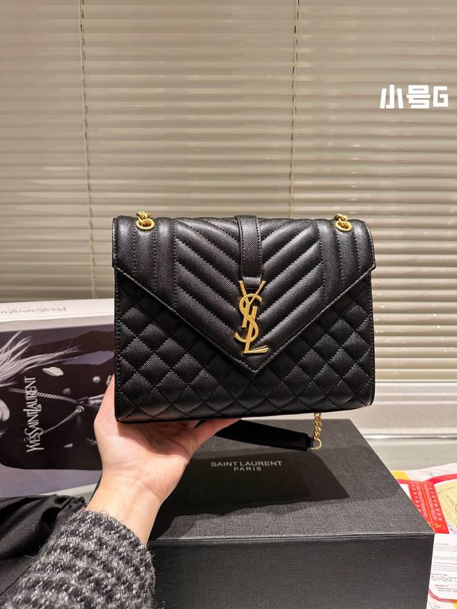 Ysl 高版本 Saint Laurent牛皮鱼子酱金标链条包号包推荐 又是一个从夏天背到冬天超级爱的百搭包包本来黑色就很百搭 又是经典款根本不怕过时 贫民窟女