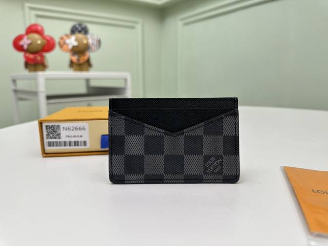 正品级 顶级原单 N62666黑格这款竖式组合卡片夹来自于时尚的 Damier Graphite 城市系列 设有两个夹层 可放置信用卡 交通卡或名片等卡片 可轻